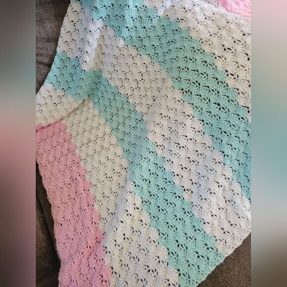 Crochet shells mint/white/pink handcrafted throw blanket size 42 x 42 inches - Picture 2 of 3